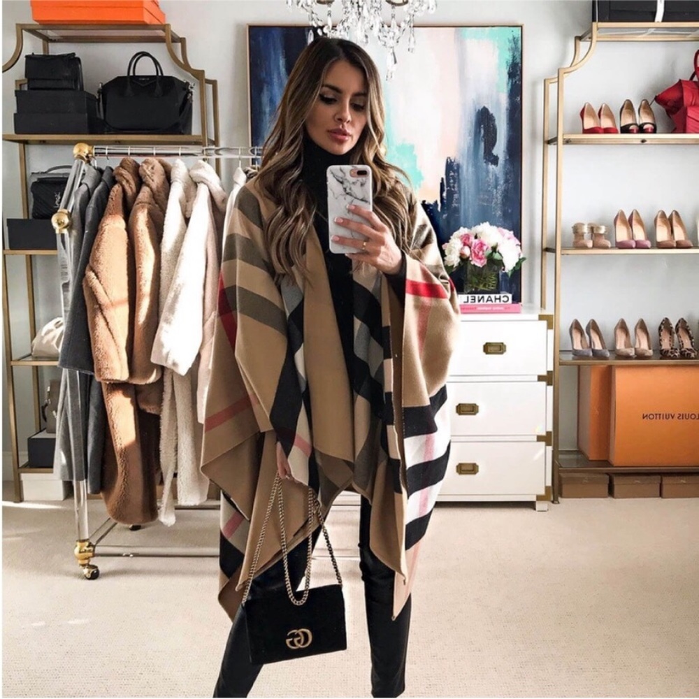 NWT Burberry Charlotte Reversible Wool 140 X 140 Cape Scarf Wrap poncho - Picture 4 of 10